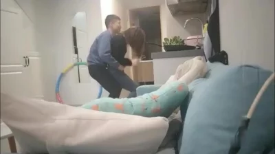 趁哥哥不在家 拿下嫂子 嫂子一开始还不从 后面操爽了还要